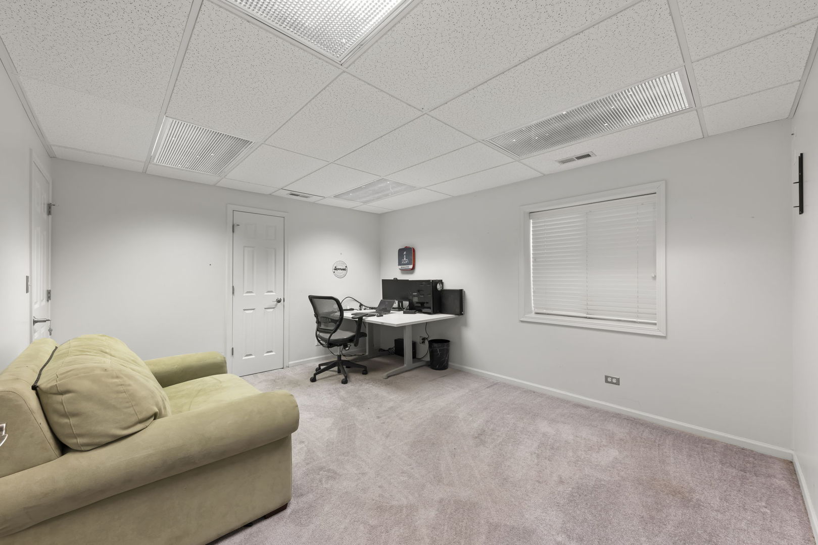 1462 Haversham Drive Aurora, IL 60502 - Photo 28 of 44 a living room with furniture