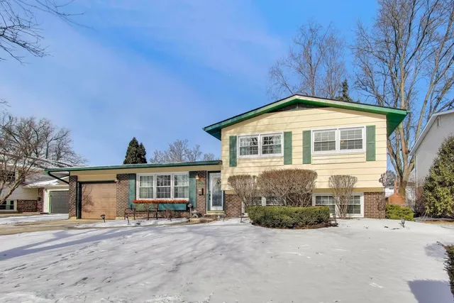 $459,900 | 504 West Braeside Drive, Arlington Heights, IL 60004