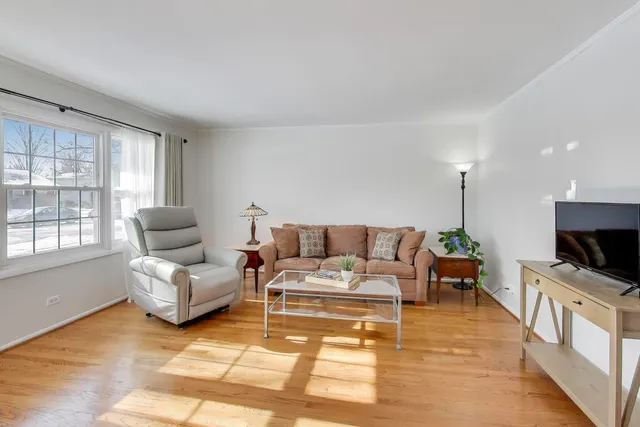 $459,900 | 504 West Braeside Drive, Arlington Heights, IL 60004