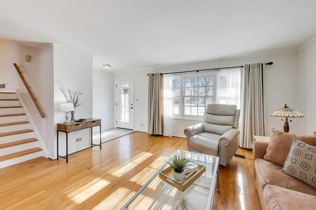 $459,900 | 504 West Braeside Drive, Arlington Heights, IL 60004