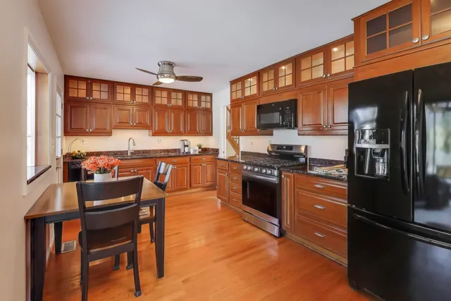 $459,900 | 504 West Braeside Drive, Arlington Heights, IL 60004