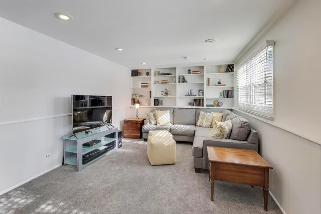 $459,900 | 504 West Braeside Drive, Arlington Heights, IL 60004