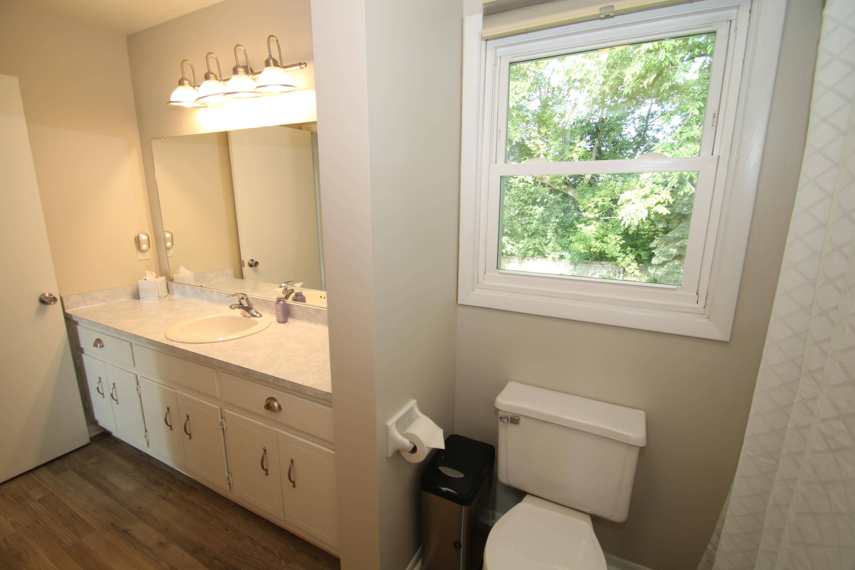 1400 South Ridgeway Road New Berlin, WI 53146 - Photo 24 of 31 Upper Full Bath