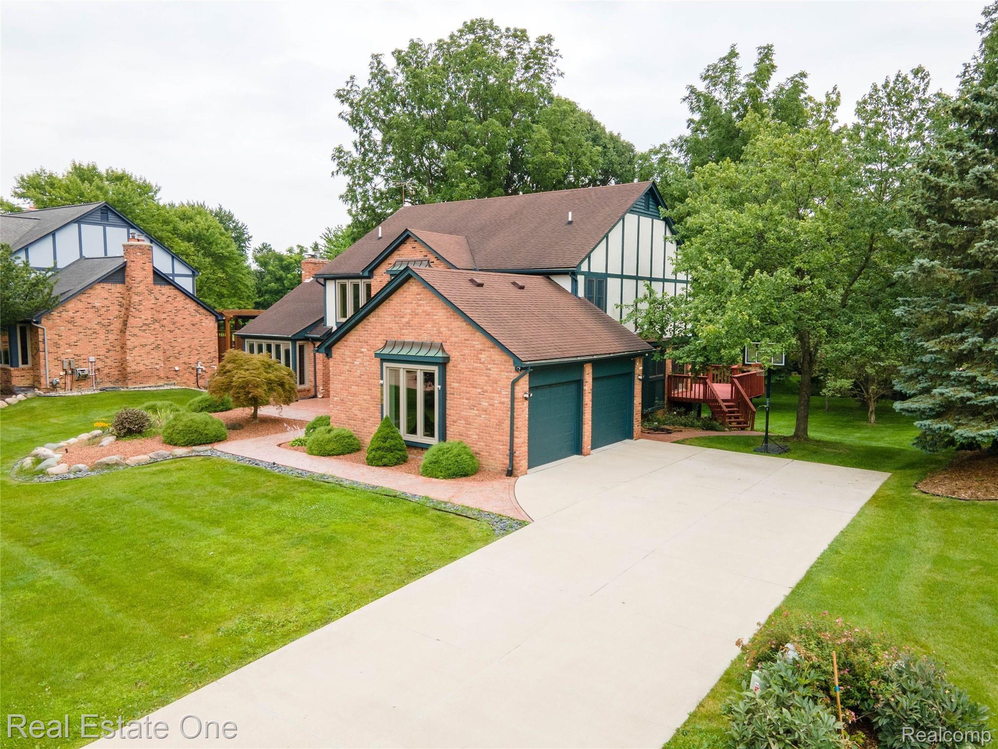 2565 Topsham Drive Rochester, MI 48306 - Photo 38 of 45 DJI_0776.jpg