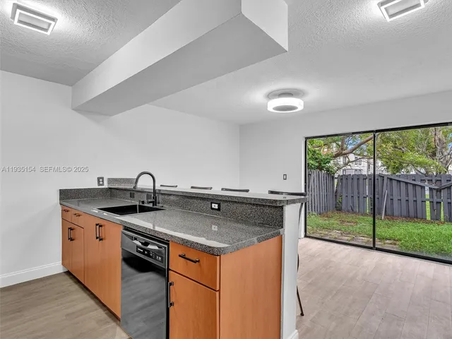 $299,999 | 3911 Southwest 52nd Avenue, Unit 41, Pembroke Park, FL 33023