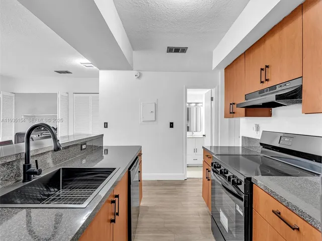 $299,999 | 3911 Southwest 52nd Avenue, Unit 41, Pembroke Park, FL 33023