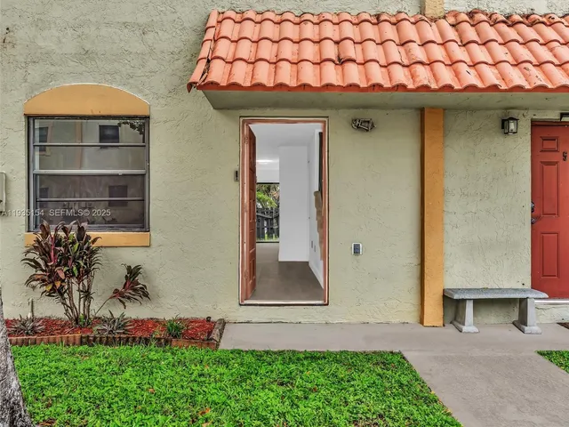 $299,999 | 3911 Southwest 52nd Avenue, Unit 41, Pembroke Park, FL 33023