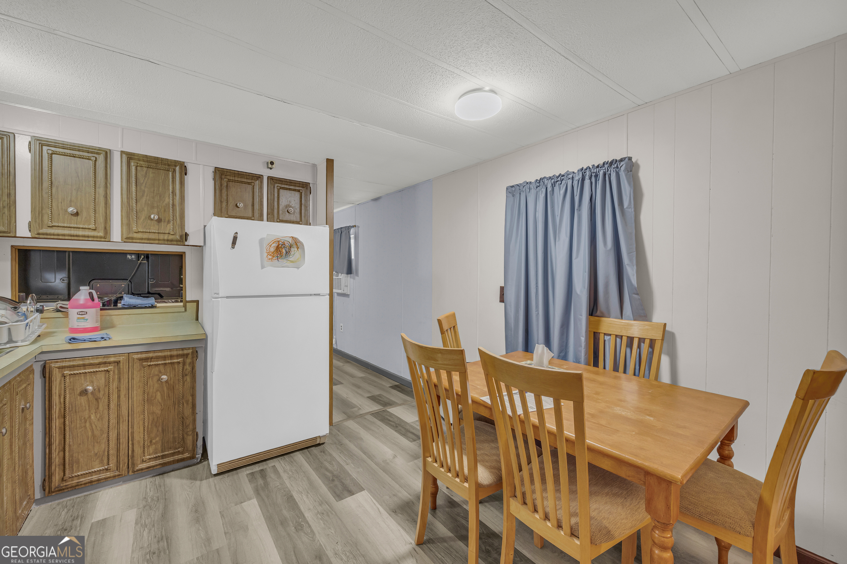 39 Valley View Drive Lavonia, GA 30553 - Photo 11 of 33 a view of kitchen and sink