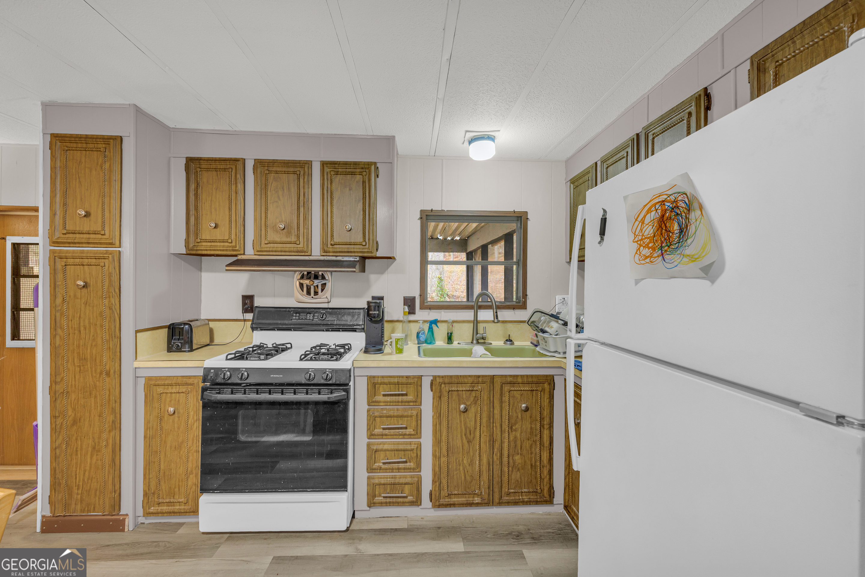 39 Valley View Drive Lavonia, GA 30553 - Photo 13 of 33 a kitchen with a stove and a refrigerator