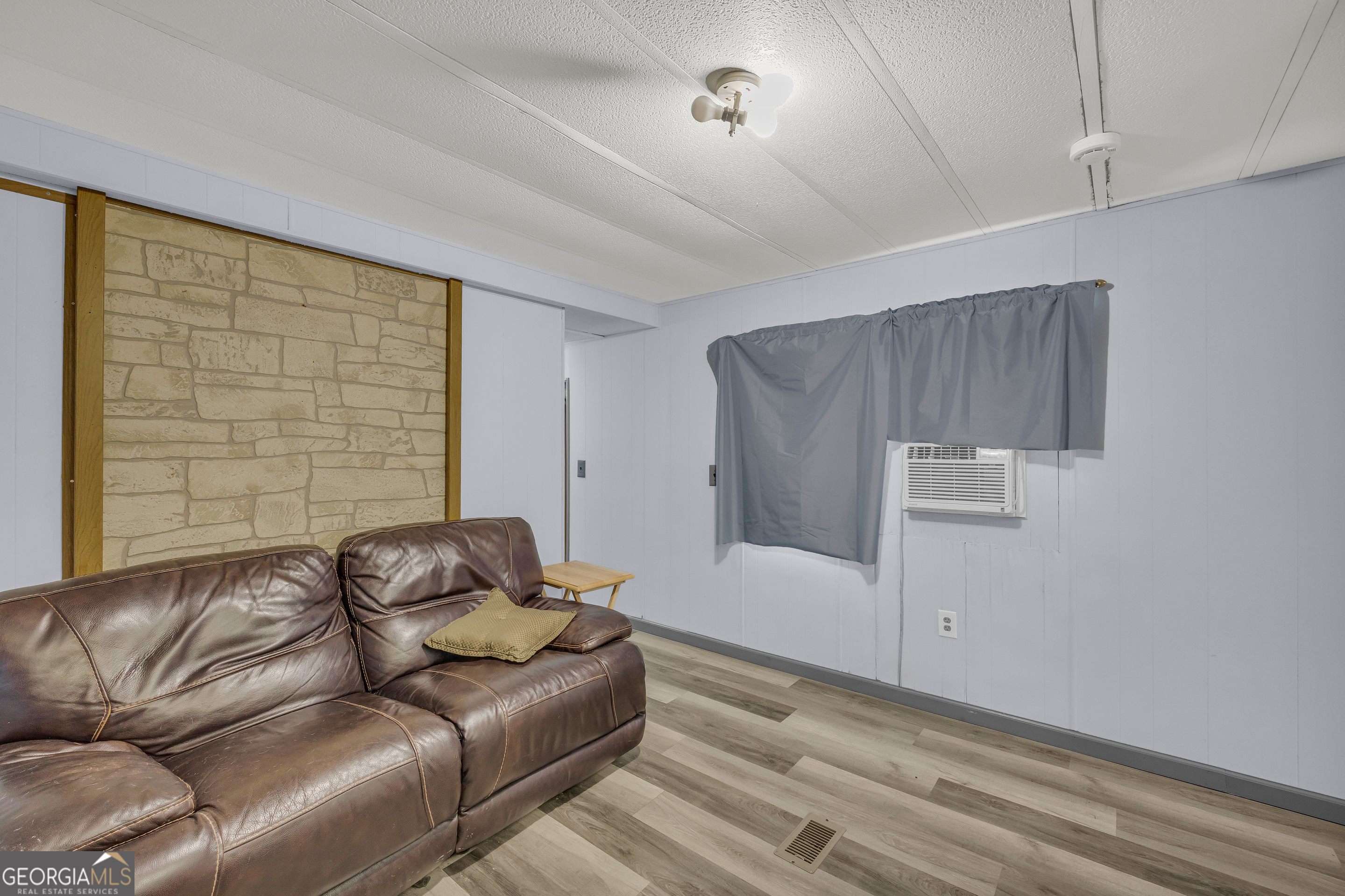 39 Valley View Drive Lavonia, GA 30553 - Photo 16 of 33 a living room with furniture and a couch