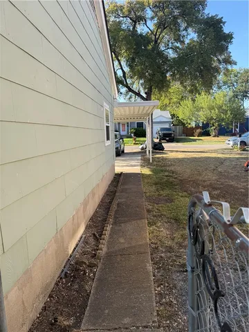 a view of yard with tree