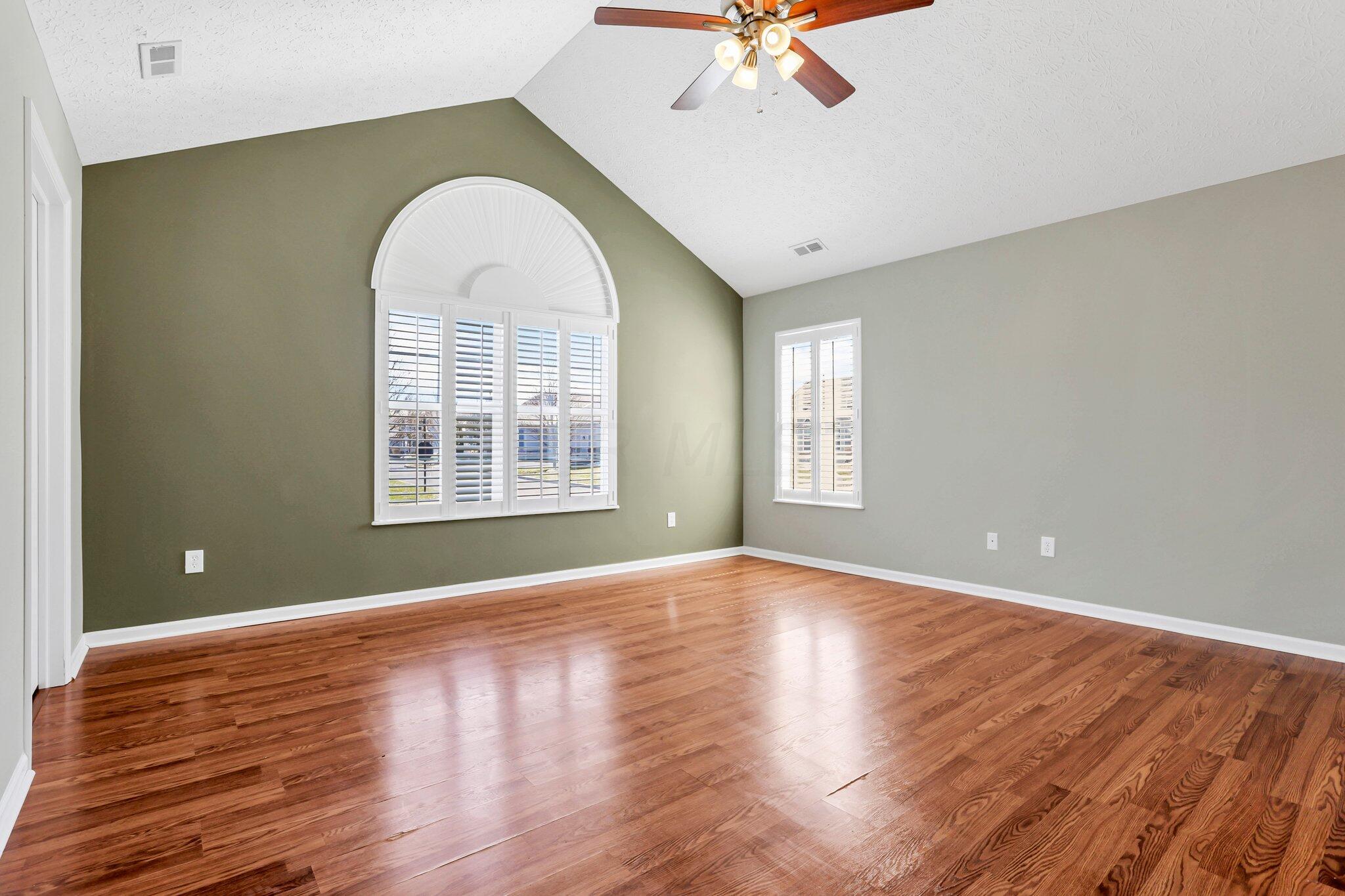 4223 Cobbler Road, Unit 16422 New Albany, OH 43054 - Photo 18 of 36 Large 2nd bedroom with vaulted ceilings and walk-in closet.