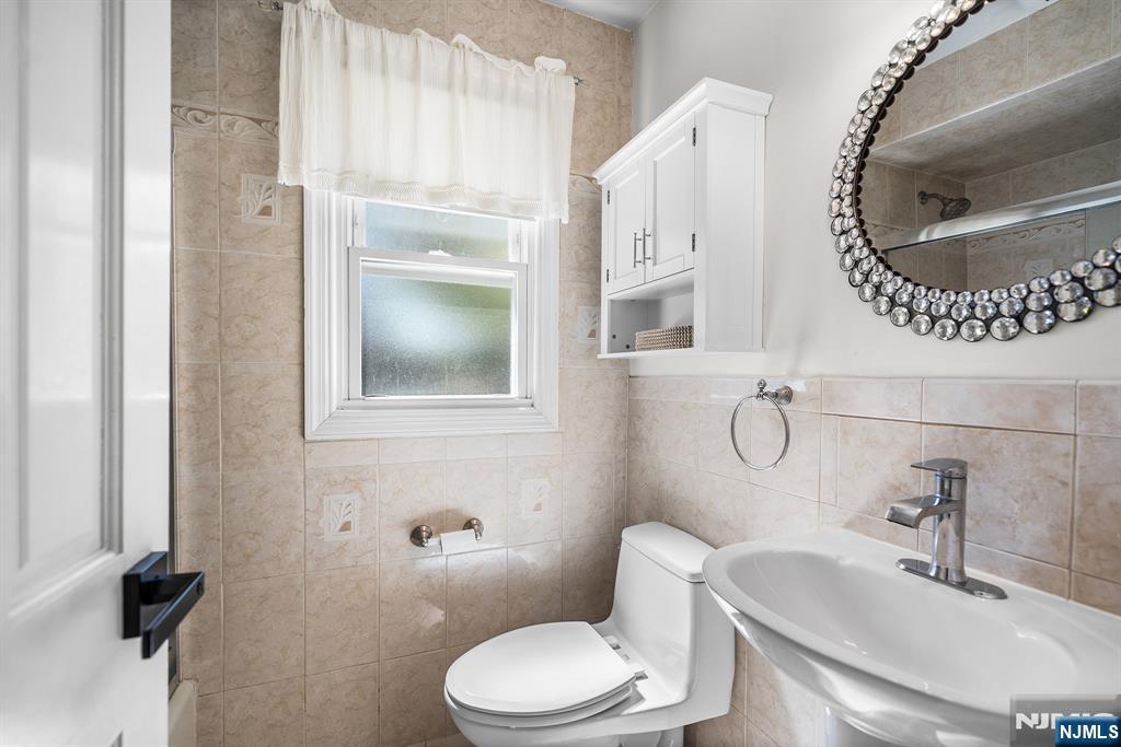 124 Crain Road Paramus, NJ 07652 - Photo 17 of 48