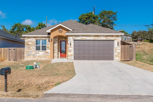 $1,800 | 639 Hummingbird Hill, Canyon Lake, TX 78133
