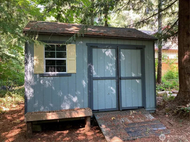 a view of a pathway of a house