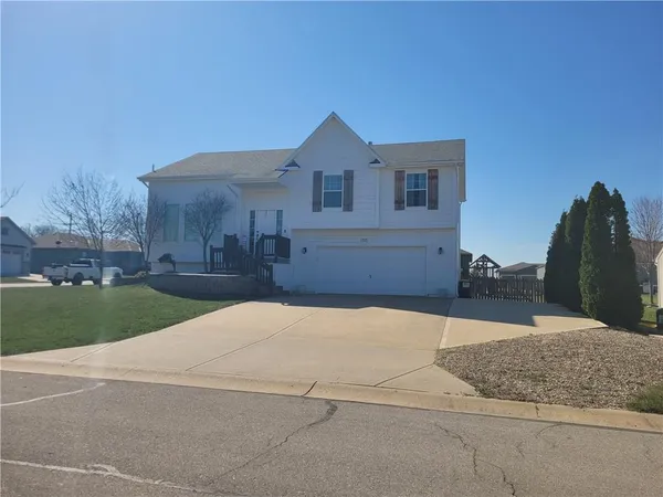 $359,000 | 1511 North 4th Street East, Louisburg, KS 66053
