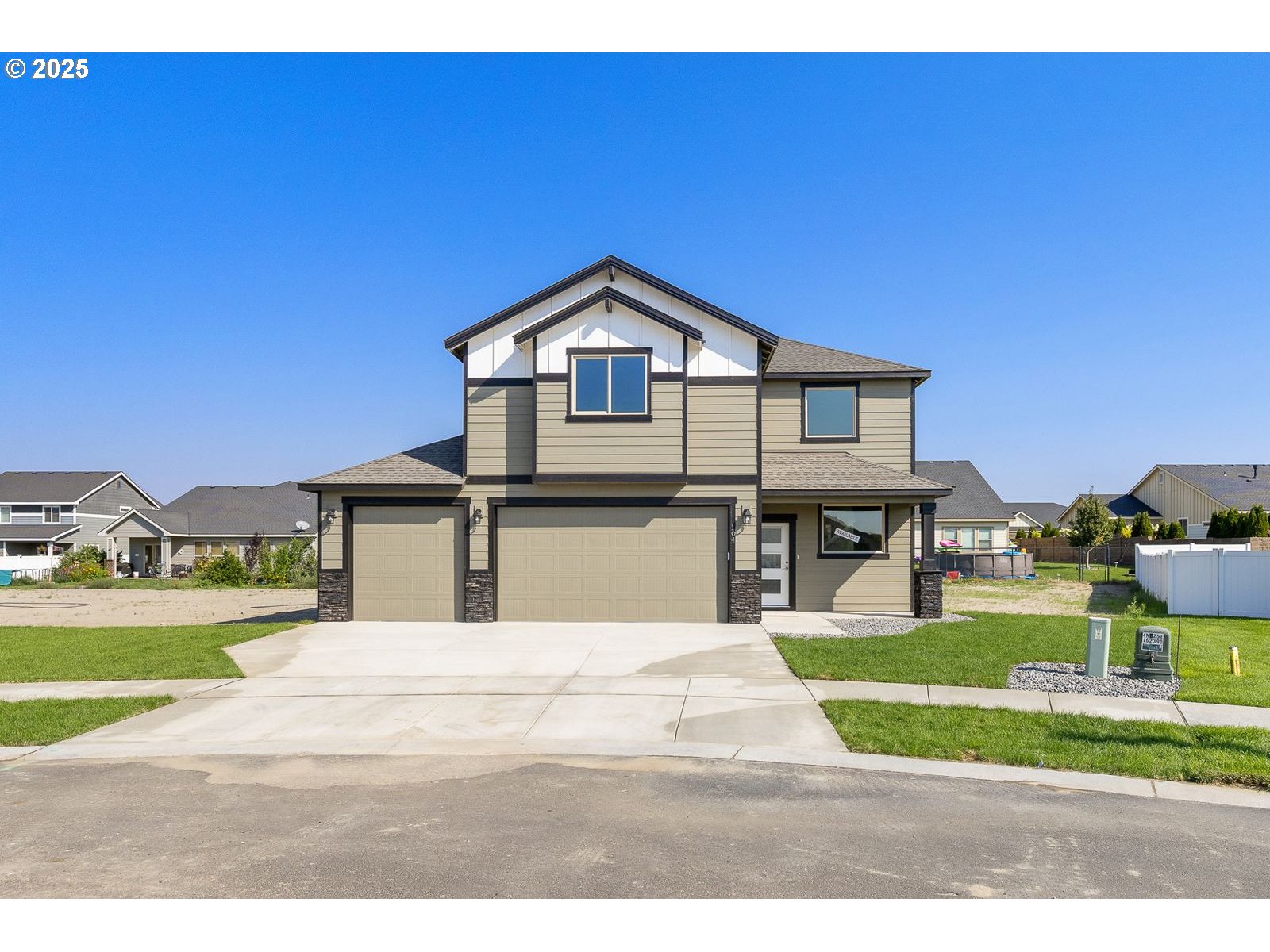 104 Tiber Court Boardman, OR 97818 - Photo 2 of 33 a front view of a house with a yard