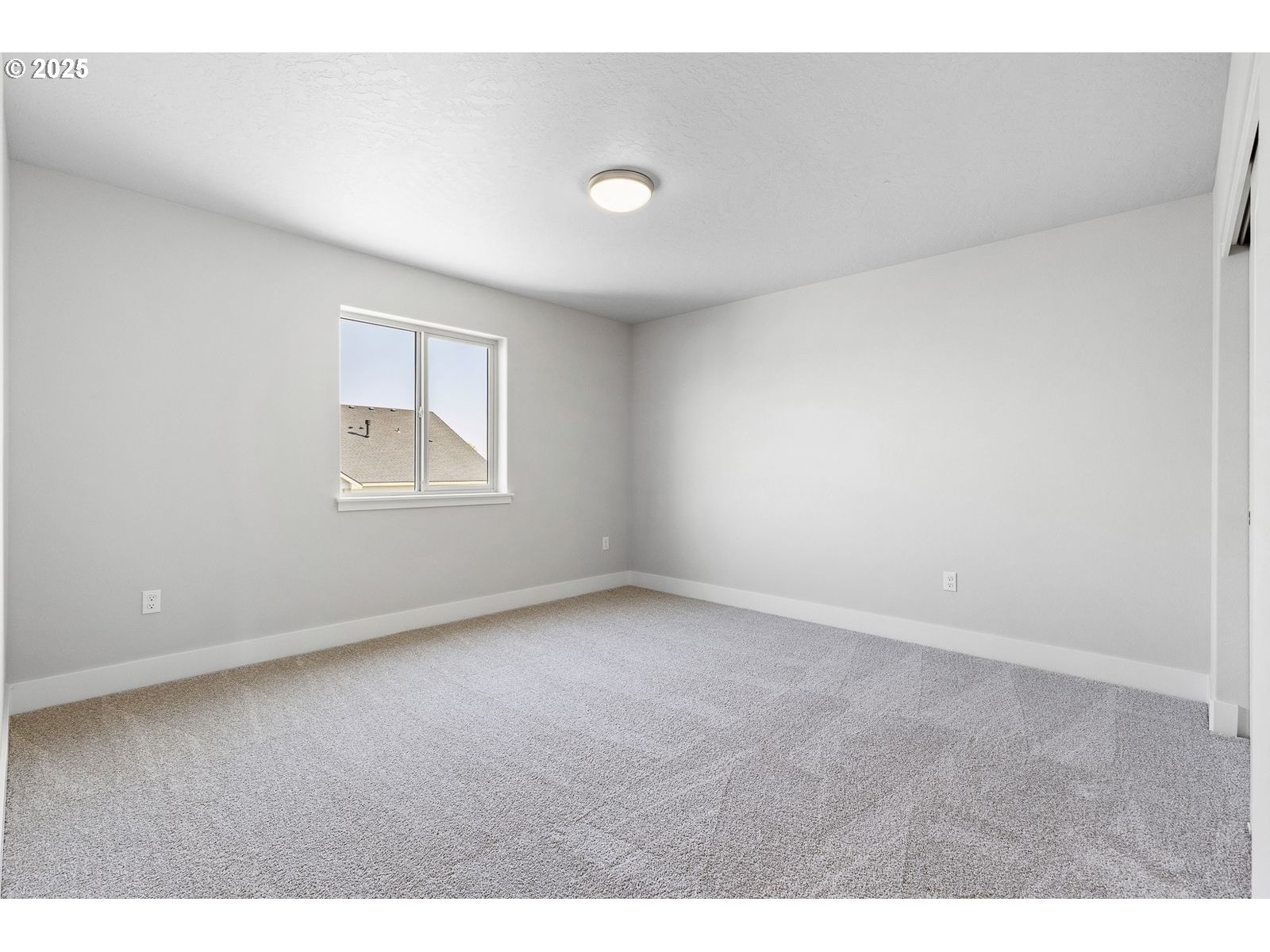 104 Tiber Court Boardman, OR 97818 - Photo 21 of 33 an empty room with a window