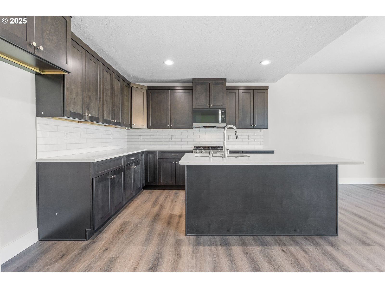 104 Tiber Court Boardman, OR 97818 - Photo 7 of 33 a kitchen with kitchen island sink stove and refrigerator