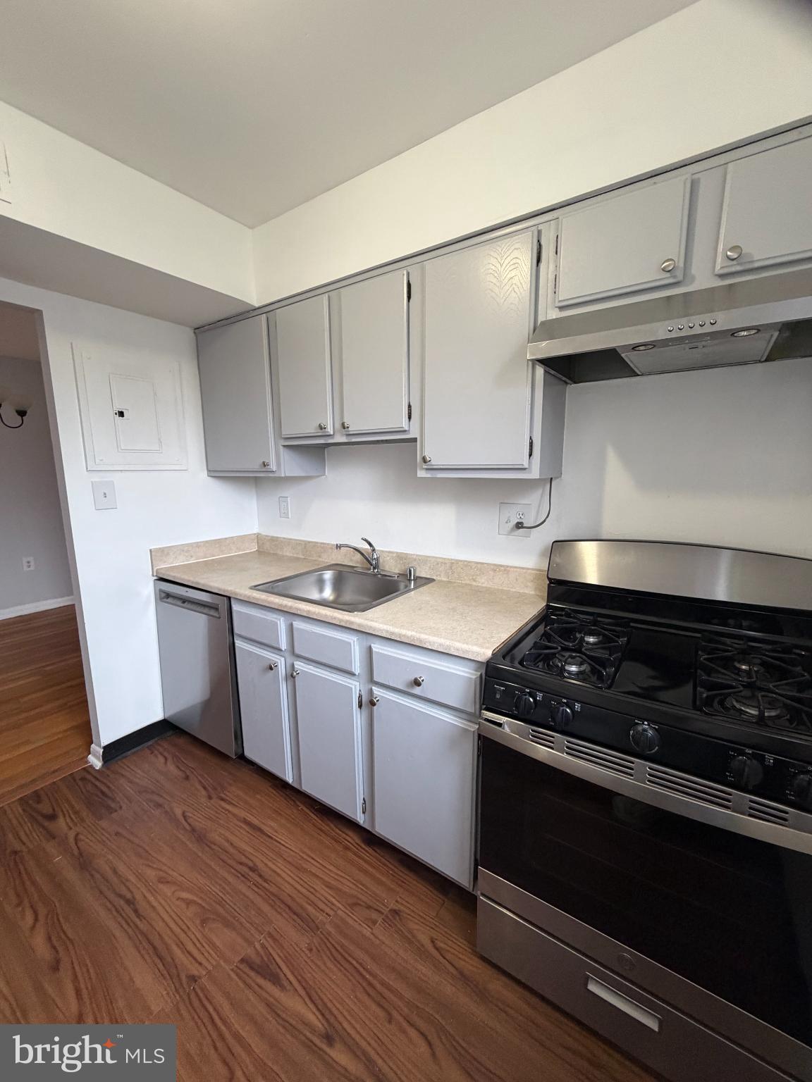 11514 Bucknell Drive, Unit 102 Silver Spring, MD 20902 - Photo 9 of 23 Newly installed gas stove.
