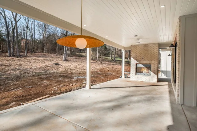 a house view with backyard space