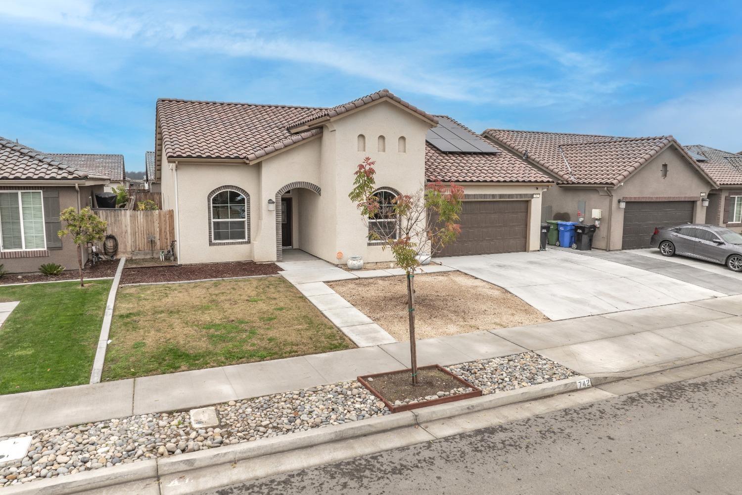 742 Strada Street Lemoore, CA 93245 - Photo 36 of 40 a front view of a house with garden