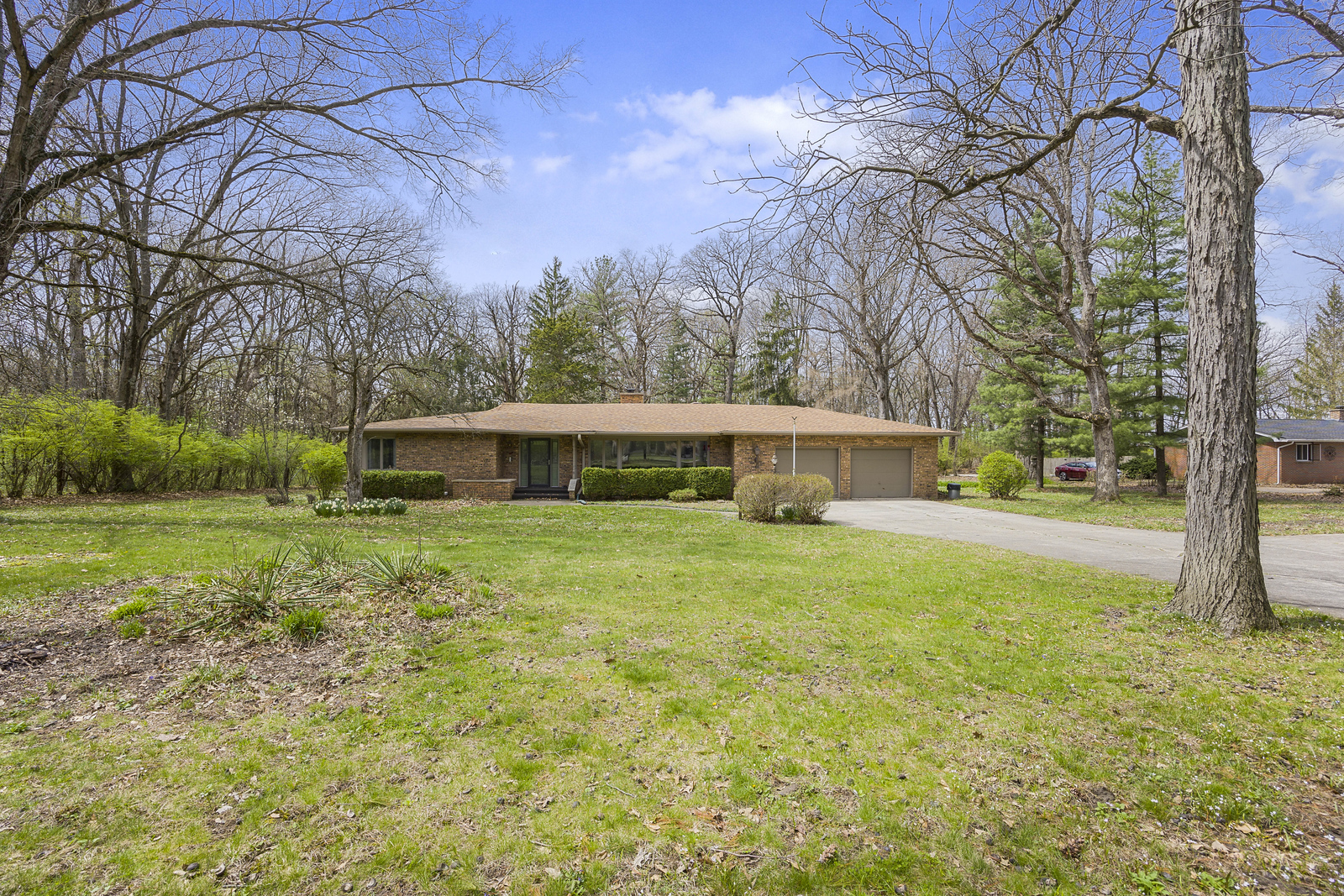 5514 North 13000th Road East Momence, IL 60954 - Photo 2 of 27 a front view of a house with yard and green space