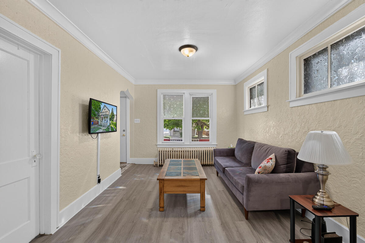 6522 28th Avenue Kenosha, WI 53143 - Photo 9 of 27 Lower Living Room