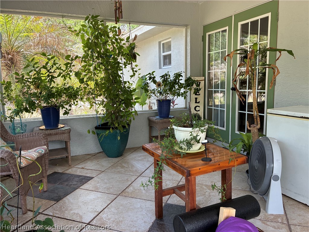 922 Breezy Road Lake Placid, FL 33852 - Photo 10 of 18 a view of a dining room with furniture and potted plants