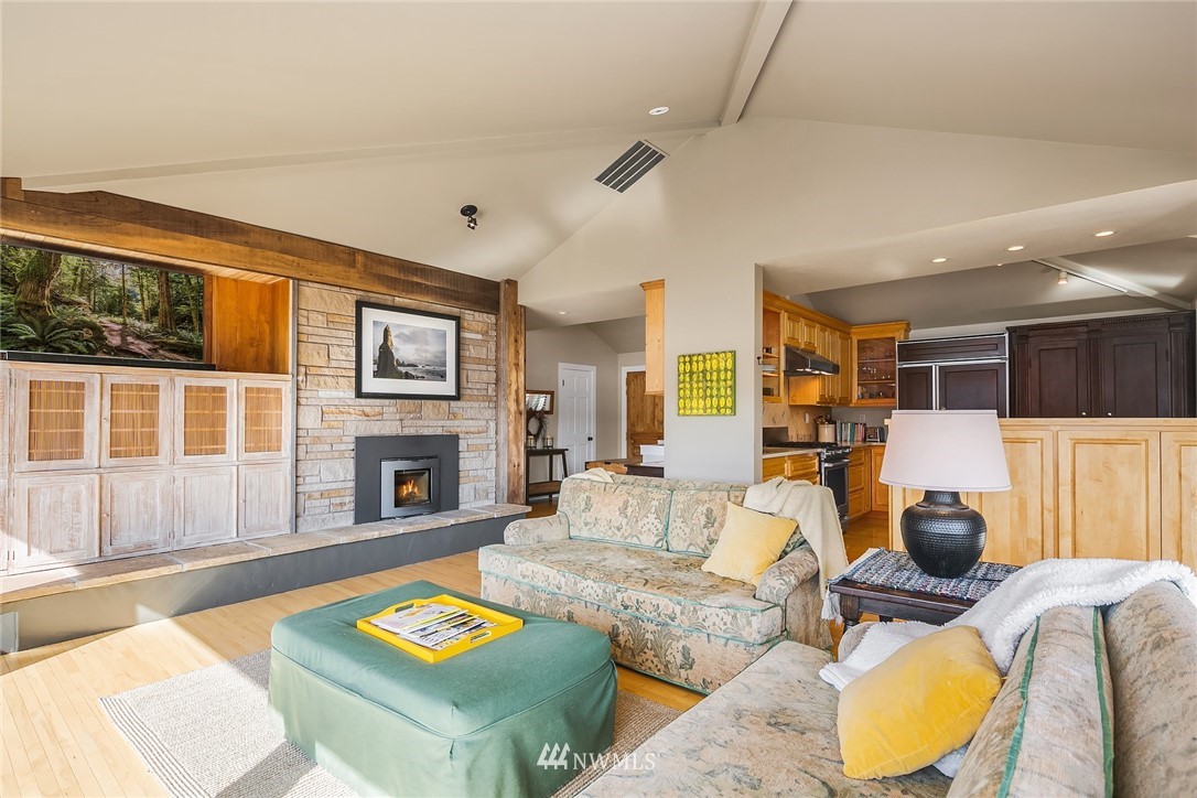 27225 Hake Road Southwest Vashon, WA 98070 - Photo 5 of 25 Gallery Image 5
