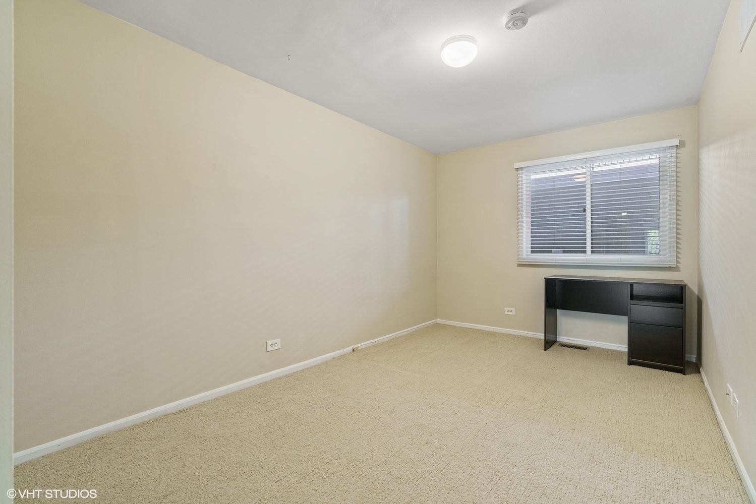 Undisclosed Address Chicago, IL 60610 - Photo 11 of 12 an empty room with a window