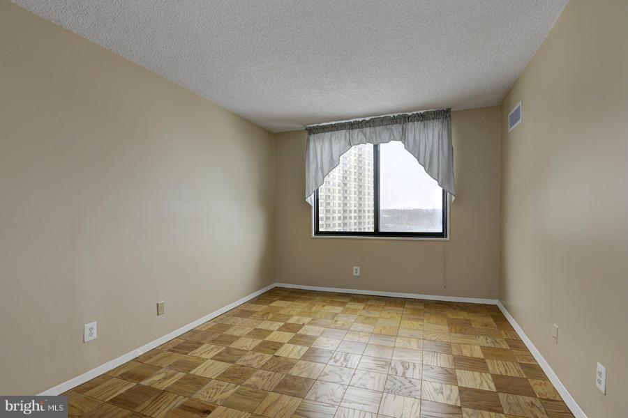 5225 Pooks Hill Road, Unit 717S Bethesda, MD 20814 - Photo 7 of 17 Bath (Master)