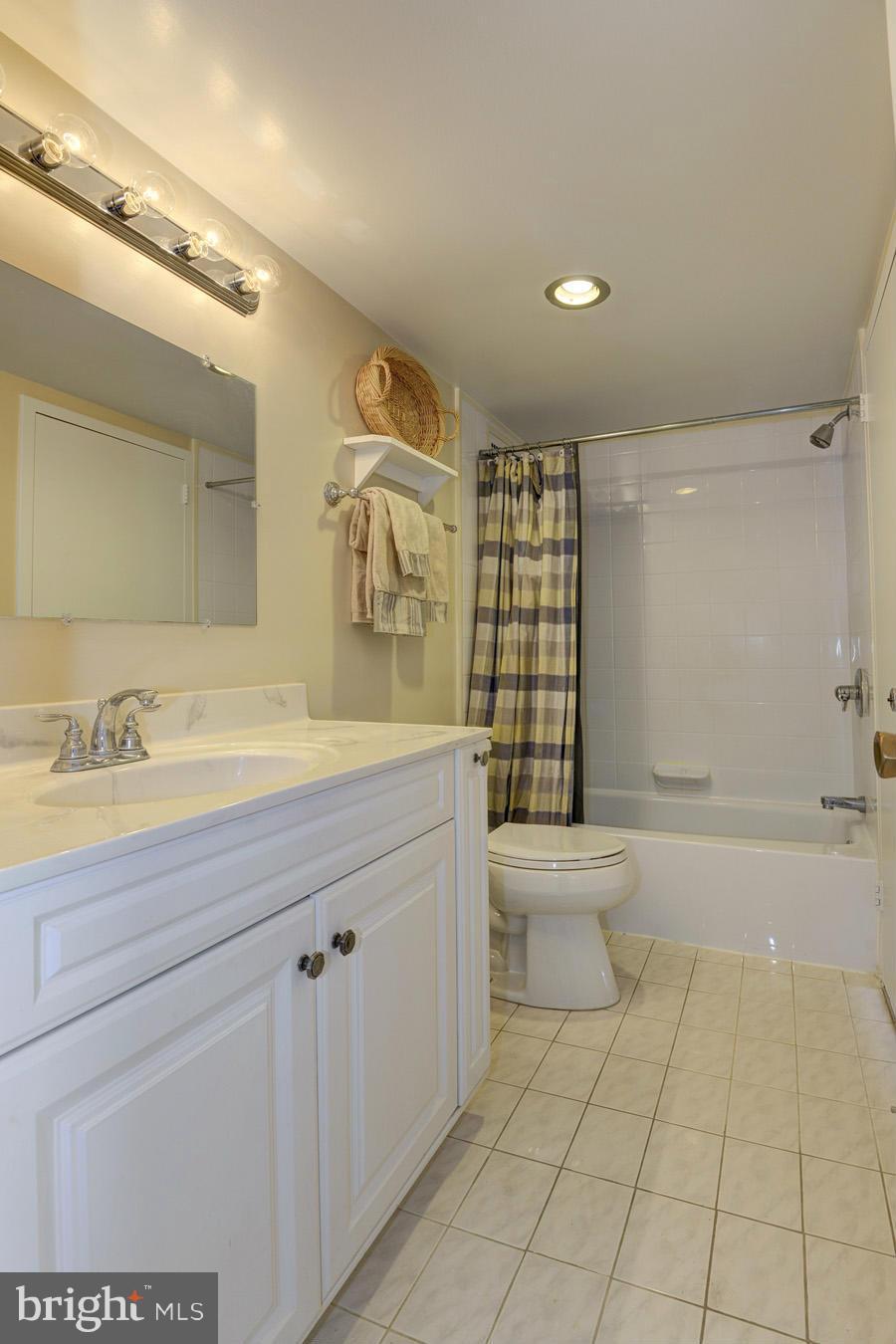 5225 Pooks Hill Road, Unit 717S Bethesda, MD 20814 - Photo 10 of 17 Bath