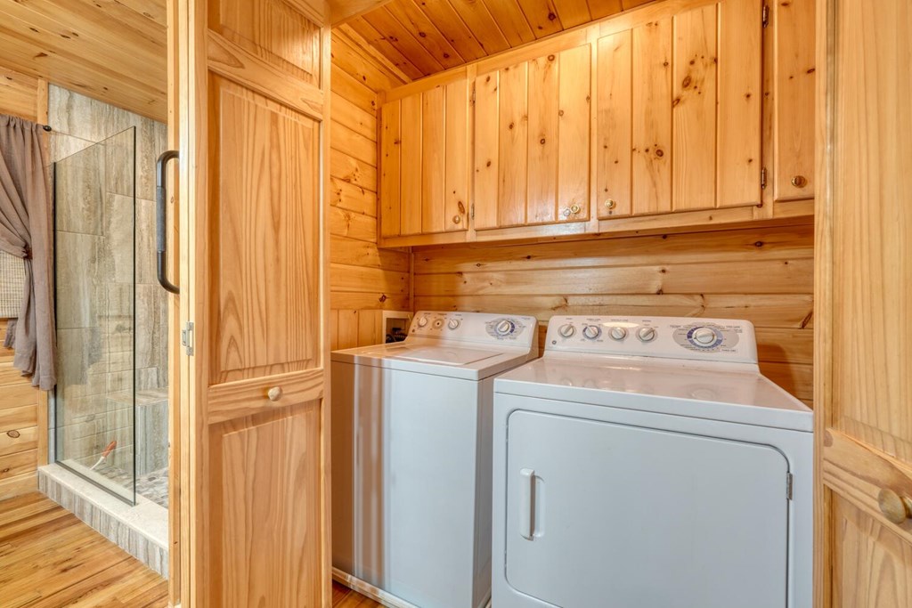 180 Shepherds Ridge Morganton, GA 30560 - Photo 47 of 66 a utility room with dryer and washer