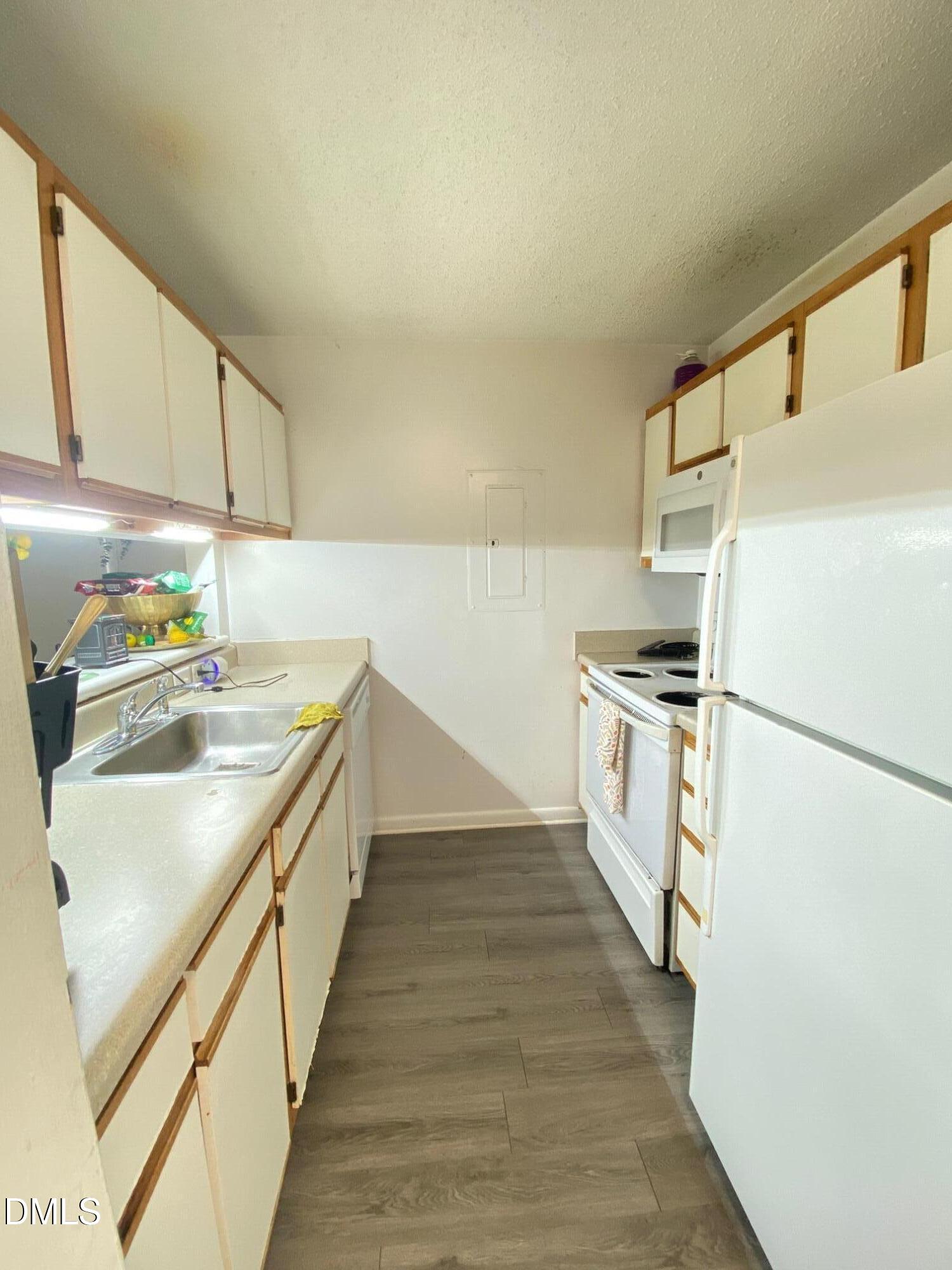 1220 University Court, Unit 203 Raleigh, NC 27606 - Photo 6 of 31 IMG_1491