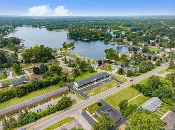 $1,300 | 2475 South Commerce Road, Unit 10, Walled Lake, MI 48390
