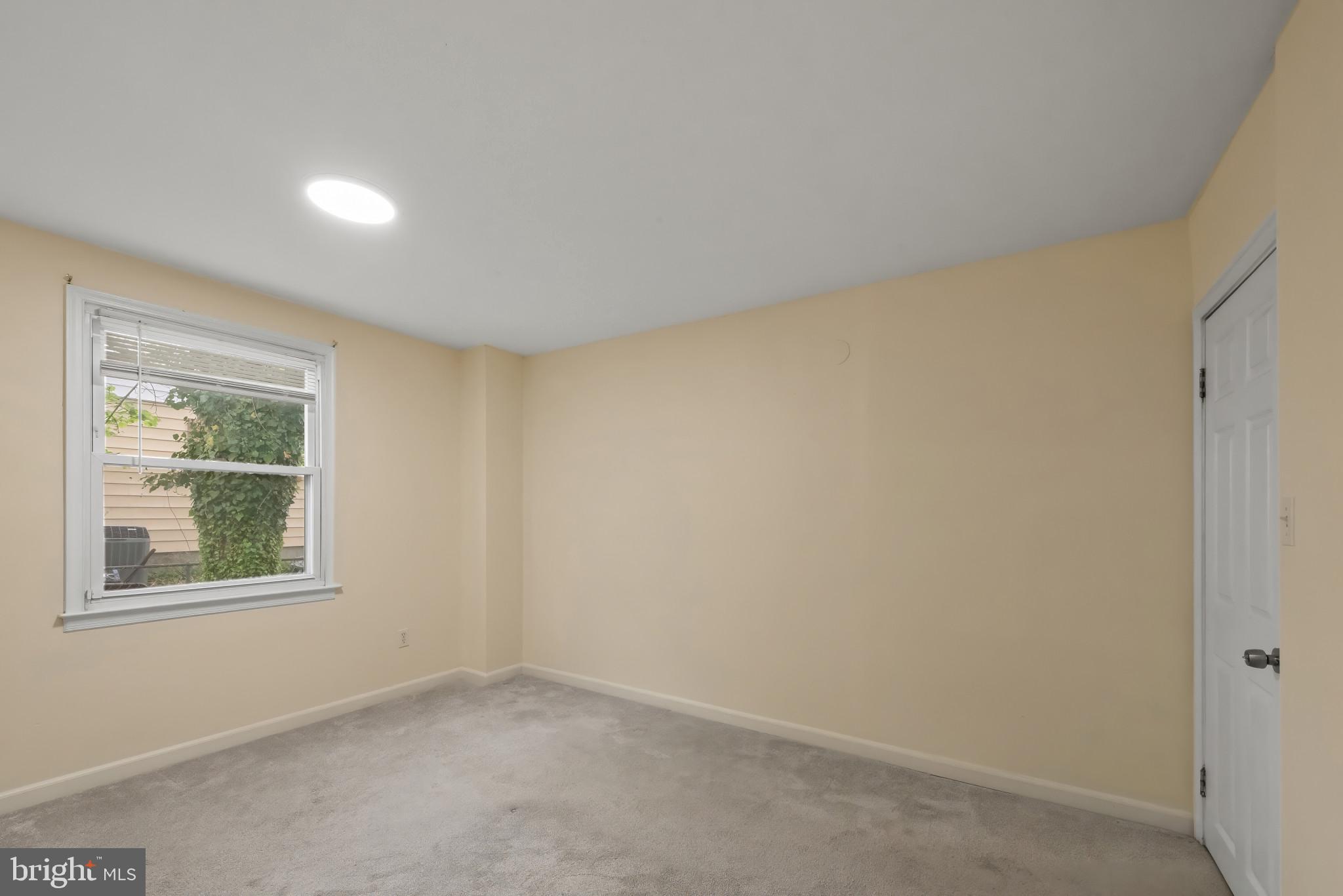 735 Cliffedge Road Baltimore, MD 21208 - Photo 19 of 39 an empty room with a window