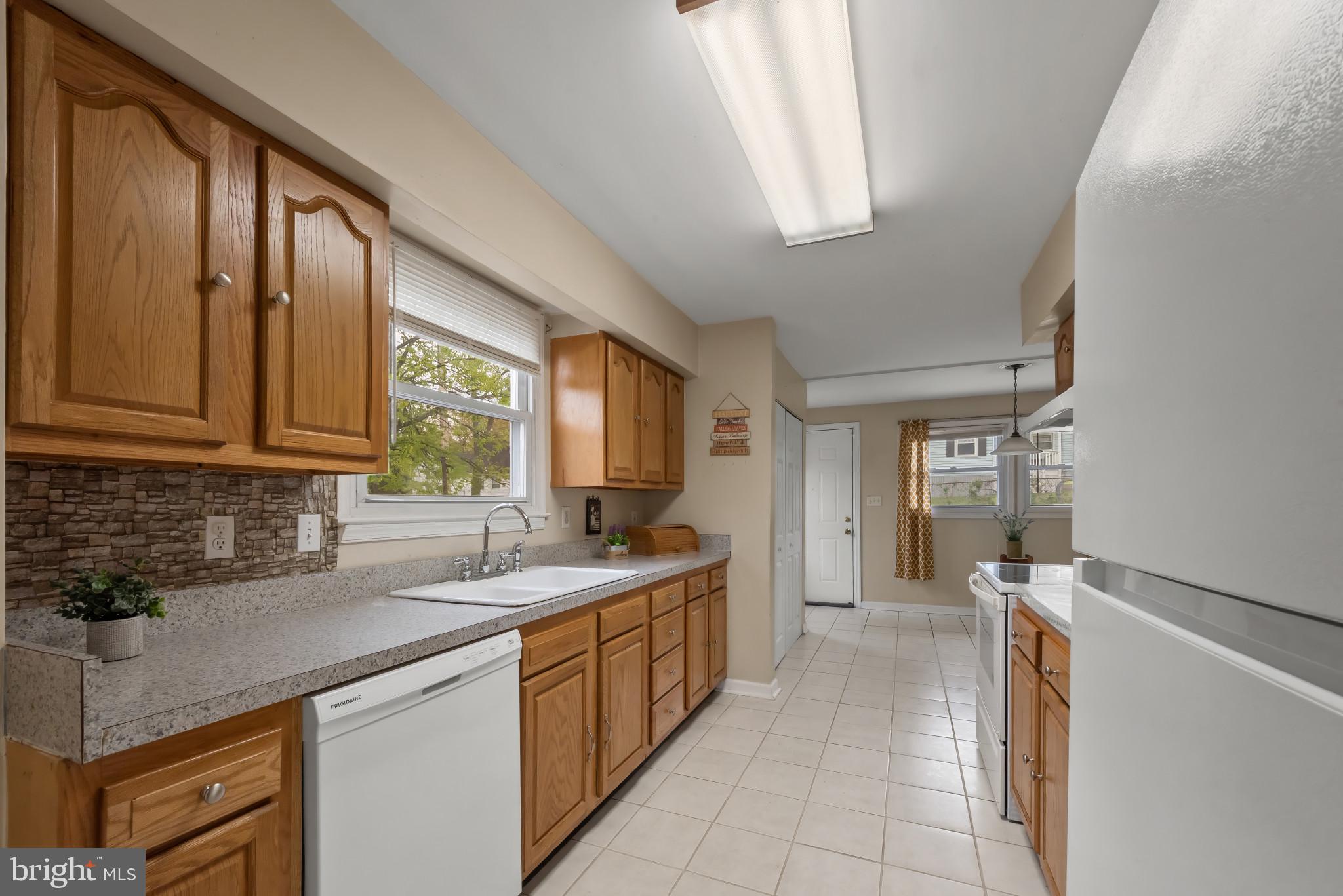 735 Cliffedge Road Baltimore, MD 21208 - Photo 7 of 39 a kitchen with a sink and cabinets