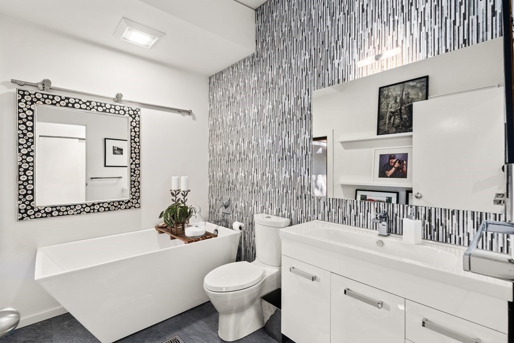 83 Ridgeway Road Weston, MA 02493 - Photo 15 of 32 a bathroom with a toilet a sink and a bathtub