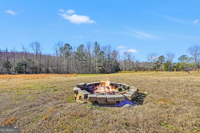 a view of a backyard