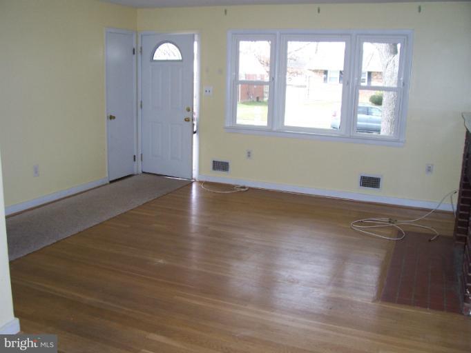 6924 Ruskin Street Springfield, VA 22150 - Photo 12 of 16 Living Room