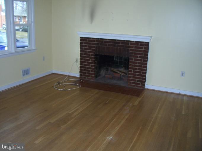 6924 Ruskin Street Springfield, VA 22150 - Photo 10 of 16 Living Room