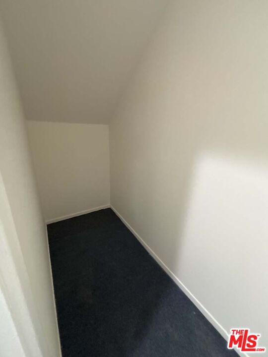 915 Broadway Street, Unit 2 Venice, CA 90291 - Photo 11 of 31 a view of hallway