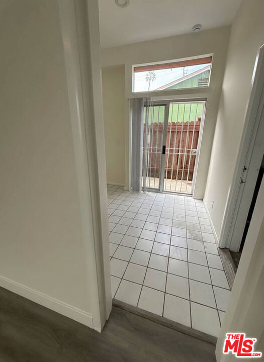 915 Broadway Street, Unit 2 Venice, CA 90291 - Photo 12 of 31 a view of an empty room and window