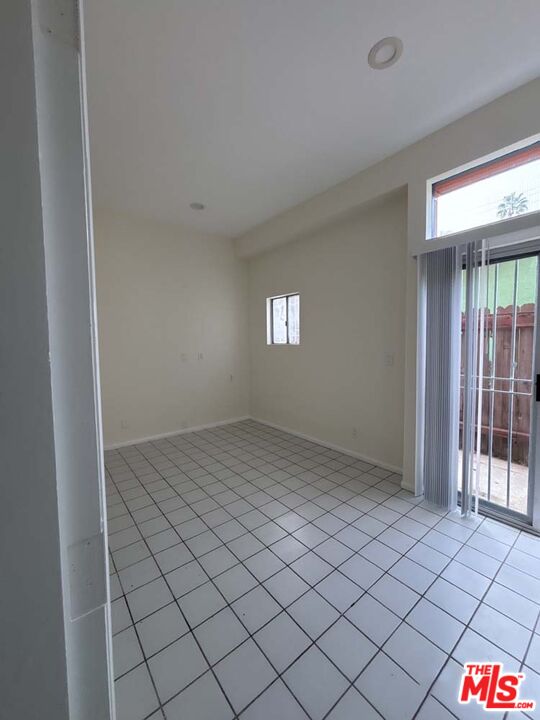 915 Broadway Street, Unit 2 Venice, CA 90291 - Photo 13 of 31 a view of an empty room and window