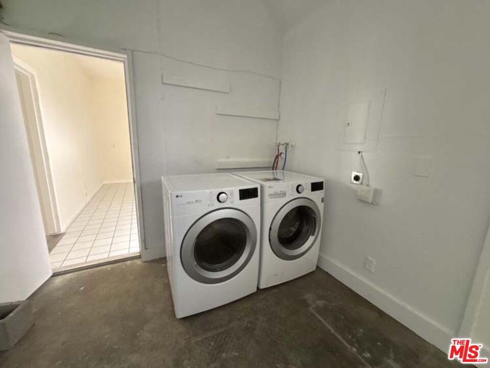 915 Broadway Street, Unit 2 Venice, CA 90291 - Photo 14 of 31 a utility room with dryer and washer
