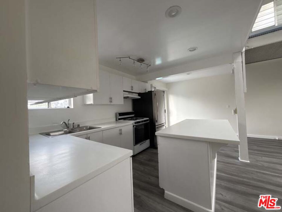 915 Broadway Street, Unit 2 Venice, CA 90291 - Photo 19 of 31 a kitchen with a sink a stove and cabinets