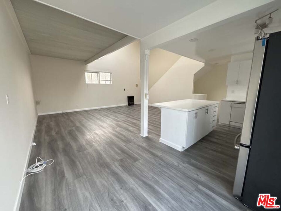 915 Broadway Street, Unit 2 Venice, CA 90291 - Photo 22 of 31 wooden floor in an empty room with a window