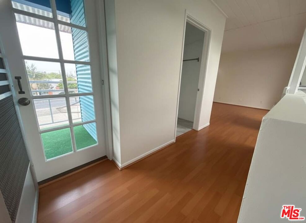 915 Broadway Street, Unit 2 Venice, CA 90291 - Photo 25 of 31 an empty room with wooden floor and windows