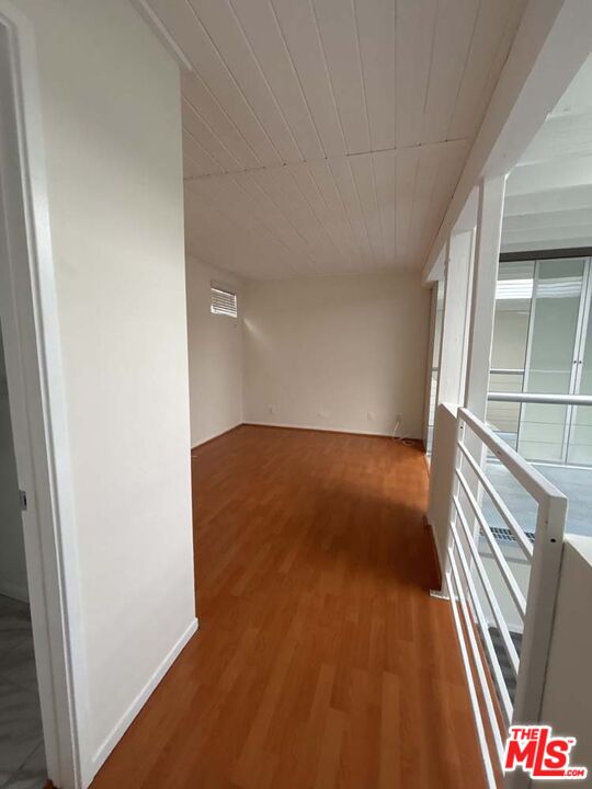 915 Broadway Street, Unit 2 Venice, CA 90291 - Photo 27 of 31 an empty room with wooden floor and windows